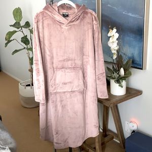 NWT Hooded Robe. “Rose Quartz” color. Sz L/XL